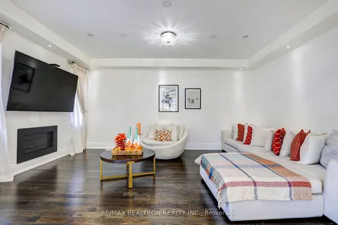 39 Joseph Hartman Cres, Aurora, ON L4G 1C9