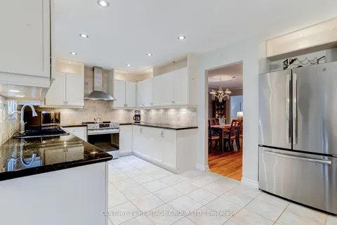 742 Leslie Valley Dr, Newmarket, ON L3Y 7J3