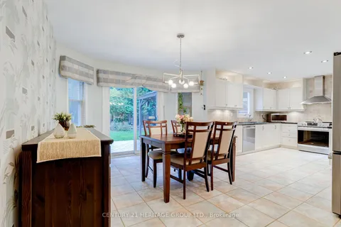 742 Leslie Valley Dr, Newmarket, ON L3Y 7J3