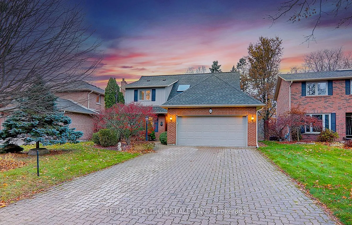 44 Golf Links Dr, Aurora, ON L4G 3V3