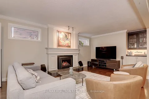 44 Golf Links Dr, Aurora, ON L4G 3V3