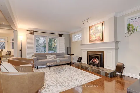44 Golf Links Dr, Aurora, ON L4G 3V3