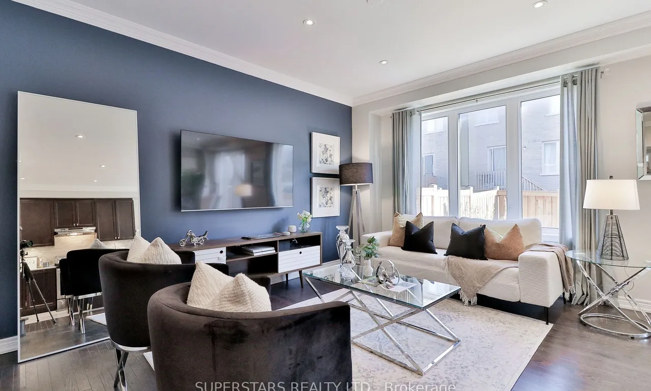 9 Walter English Dr, East Gwillimbury, ON L9N 0S2