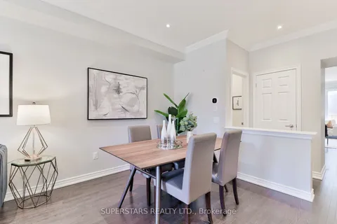 9 Walter English Dr, East Gwillimbury, ON L9N 0S2