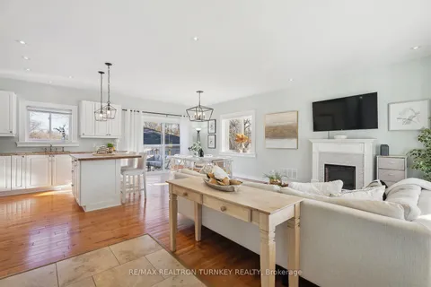 128 Queen St, Newmarket, ON L3Y 2E8