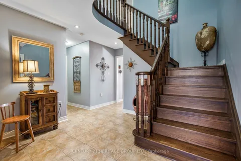 10 Taylor Crt, Bradford West Gwillimbury, ON L3Z 3C6