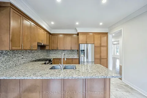 36 Lewis Ave, Bradford West Gwillimbury, ON L3Z 0X2