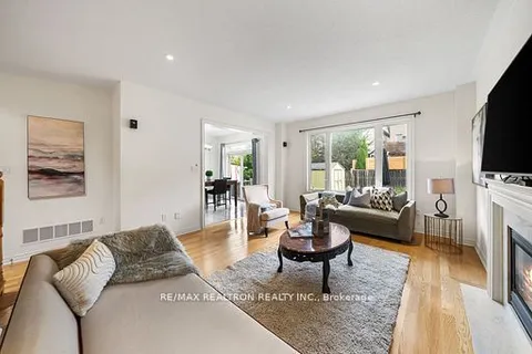 17 West Park Ave, Bradford West Gwillimbury, ON L3Z 0A5