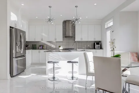 37 Crimson King Way, East Gwillimbury, ON L9N 0V1