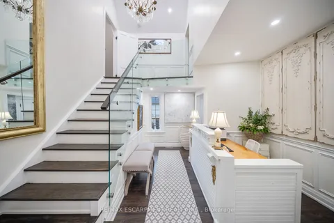 11 CATHERINE Ave, Aurora, ON L4G 1K4