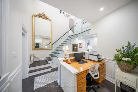 11 CATHERINE Ave, Aurora, ON L4G 1K4
