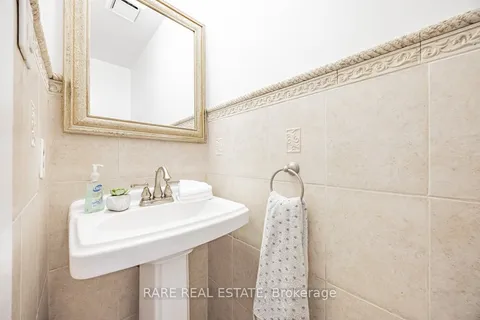 5 Mabley Cres, Vaughan, ON L4J 2Z7
