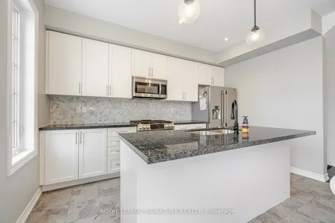 2 Hackett St, East Gwillimbury, ON L9N 0P8