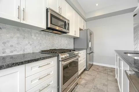 2 Hackett St, East Gwillimbury, ON L9N 0P8