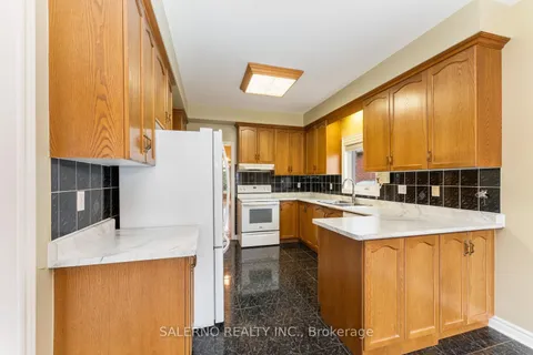 25 Lockheed Ave, Vaughan, ON L6A 1X9