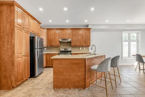 142 WOODBURY Cres, Newmarket, ON L3X 2S5