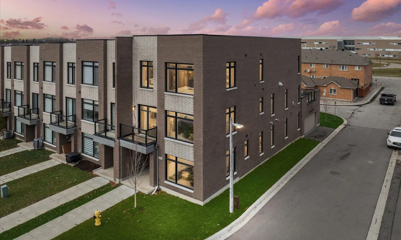 63 Laval St, Vaughan, ON L4H 0P3