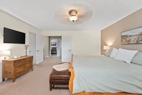 153 Flagstone Way, Newmarket, ON L3X 2Z8