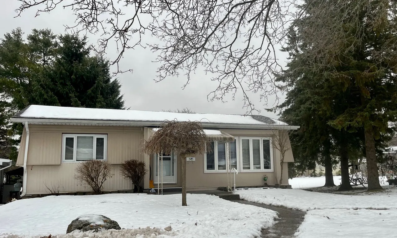 71 Main St, Innisfil, ON L9R 1S8