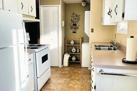 71 Main St, Innisfil, ON L9R 1S8