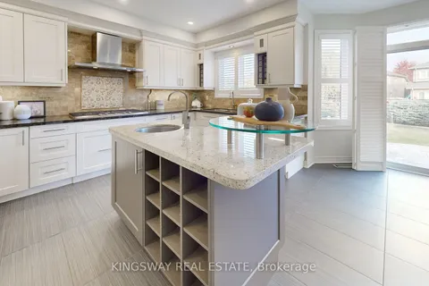 50 Quetico Dr, Richmond Hill, ON L4B 4J2