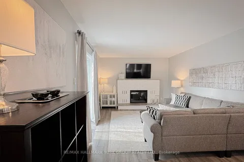 7 Beckett Ave, East Gwillimbury, ON L9N 1E6