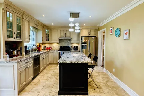 18 Henricks Cres, Richmond Hill, ON L4B 3W4