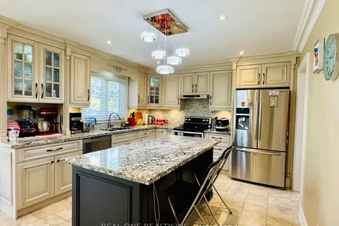 18 Henricks Cres, Richmond Hill, ON L4B 3W4