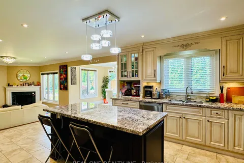 18 Henricks Cres, Richmond Hill, ON L4B 3W4