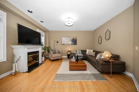 16 Sandbanks Dr, Richmond Hill, ON L4E 3J5