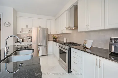 6 Clifford Fairbarn Dr, East Gwillimbury, ON L9N 0S1