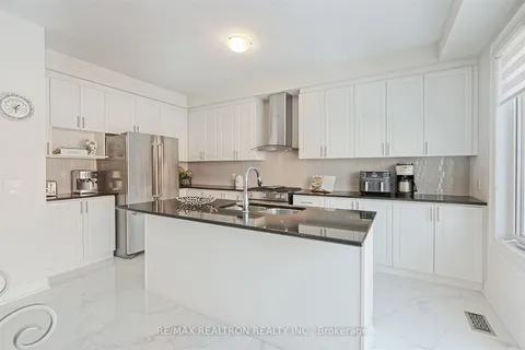 6 Clifford Fairbarn Dr, East Gwillimbury, ON L9N 0S1