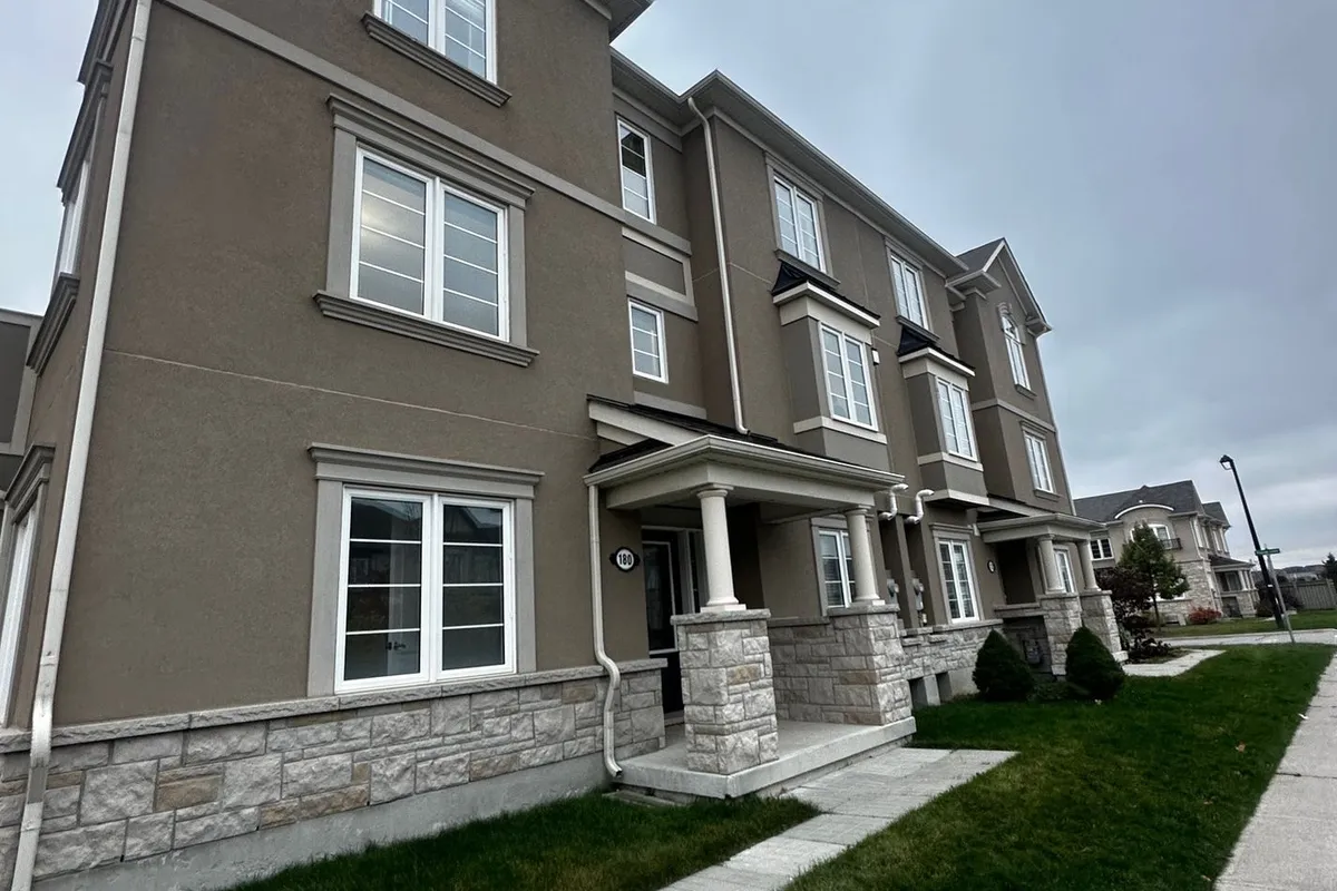 180 Thomas Phillips Drive, ON L4G 0Y2