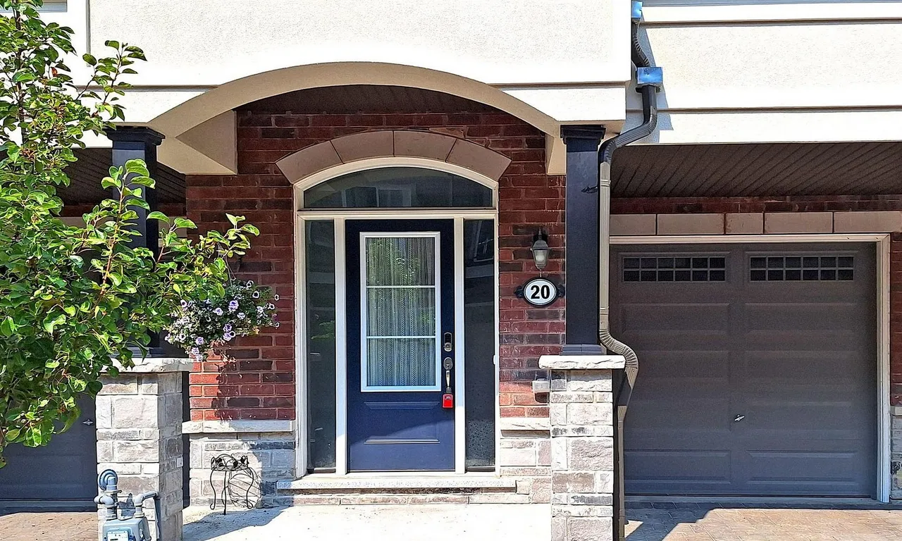 20 Deep River Lane, Richmond Hill, ON L4C 5S4