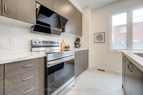 47 Willow St, Markham, ON L6E 0G4