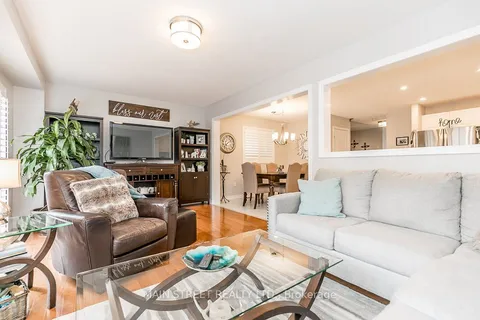 835 Sisler Ave, Newmarket, ON L3X 2T9