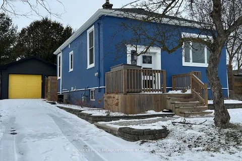 733 Arthur St, Newmarket, ON L3Y 1S4