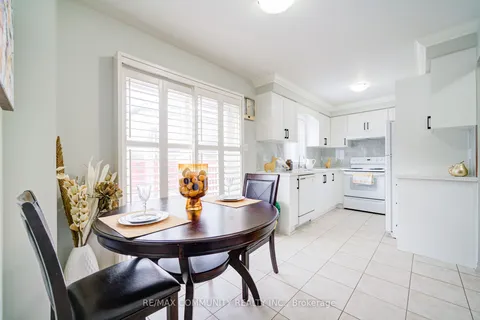402 Hawkview Blvd, Vaughan, ON L4H 2J3