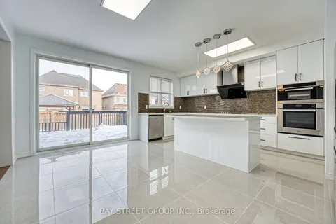 82 Manor Hampton St, East Gwillimbury, ON L9N 0P9