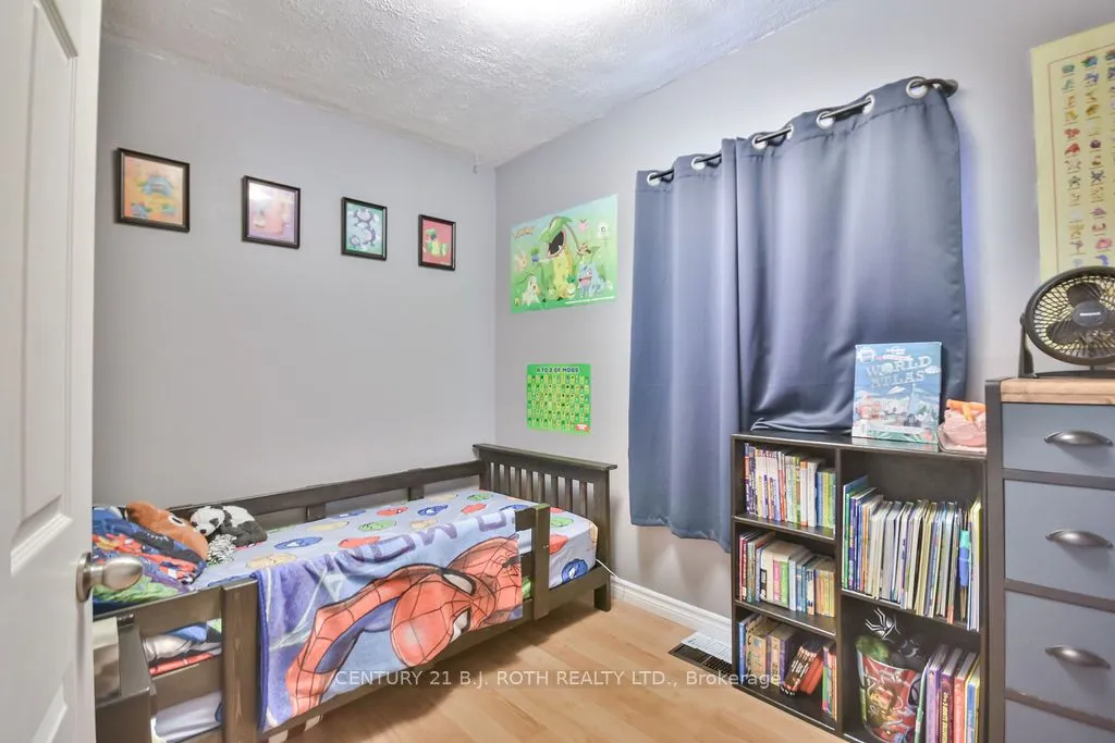 8 Summerset Place, Essa, ON L3W 0G4