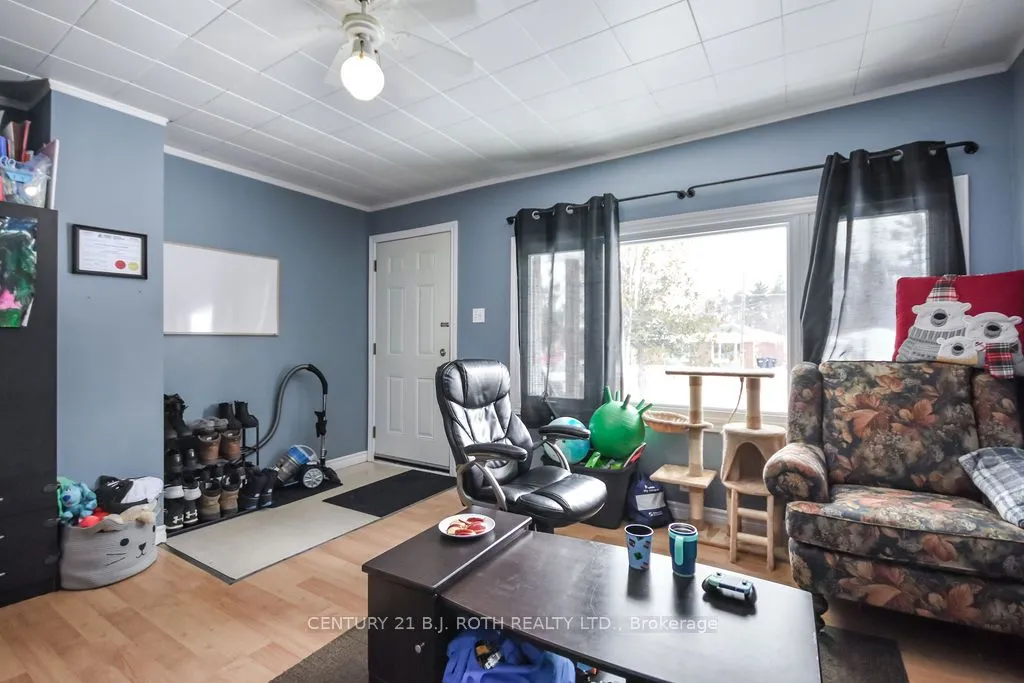 8 Summerset Place, Essa, ON L3W 0G4