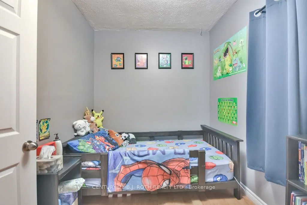 8 Summerset Place, Essa, ON L3W 0G4