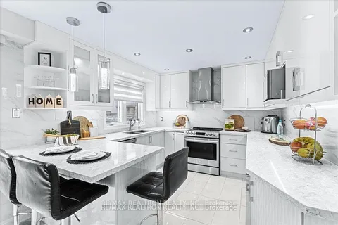 129 Flagstone Way, Newmarket, ON L3X 2Z8