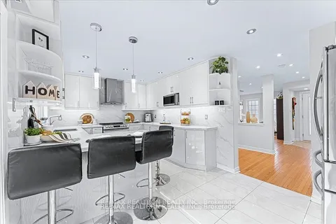 129 Flagstone Way, Newmarket, ON L3X 2Z8