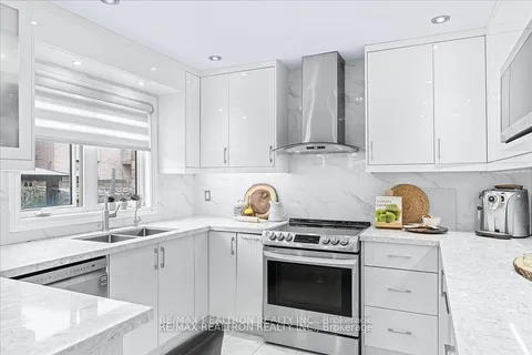 129 Flagstone Way, Newmarket, ON L3X 2Z8