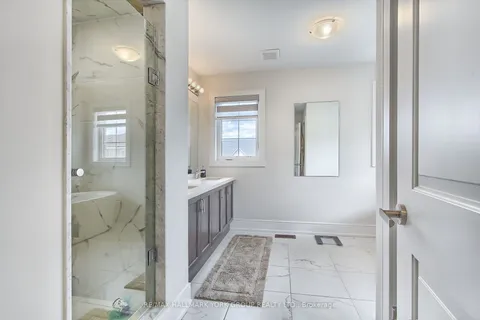 190 Walter English Drive, East Gwillimbury, ON L0G 1R0