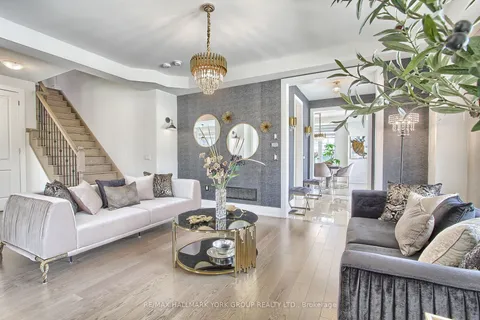 190 Walter English Drive, East Gwillimbury, ON L0G 1R0