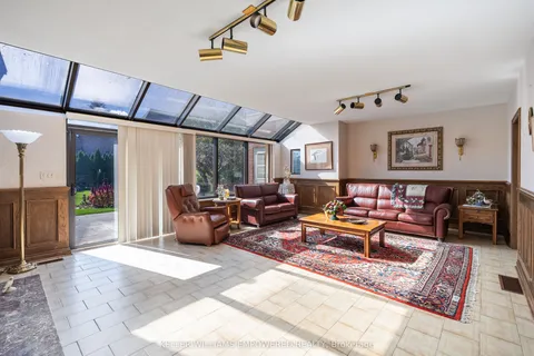 195 Arnold Avenue, Vaughan, ON L4J 1C1