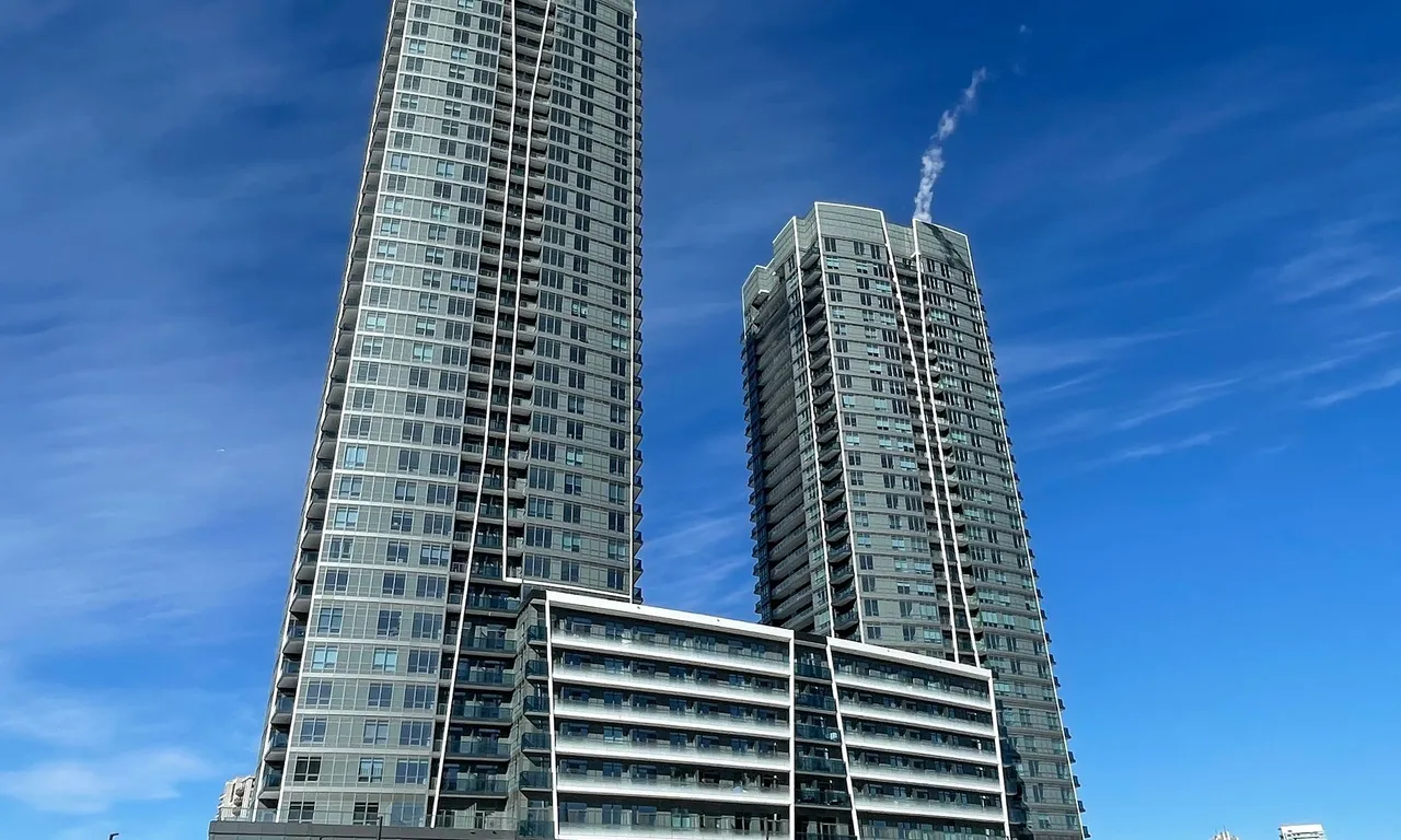 Condo Apt 1 bedroom 1 bathroom at 30 Upper Mall Way in Vaughan - MLS# N11957030