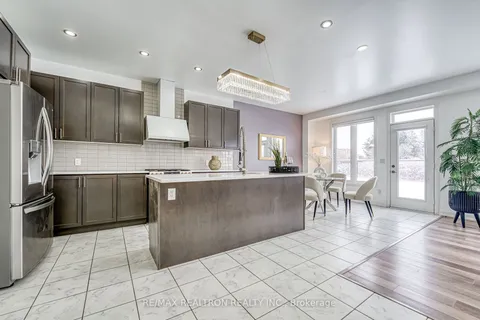 60 Charlotte Abby Dr, East Gwillimbury, ON L9N 1G5